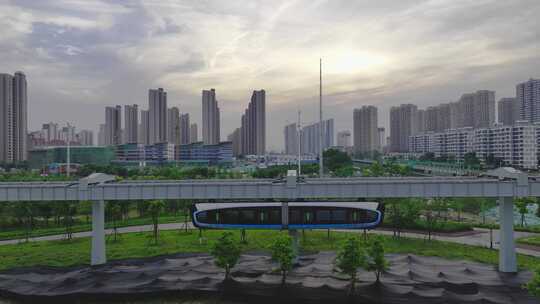 城市空中轨道列车与高楼全景