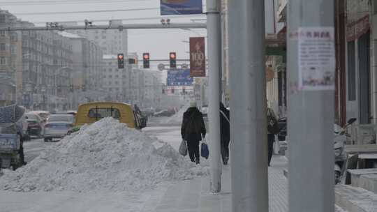 黑龙江牡丹江市城市道路旁被清扫的积雪