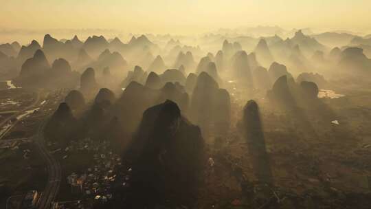 中国广西桂林美丽的山峰风光丁达尔光线日出