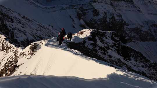 攀登四川岷山山脉主峰雪宝顶雪峰的登山队