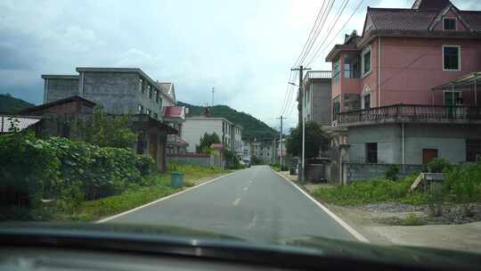 开车行驶在乡村公路驾驶第一视角车窗外风景