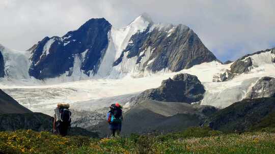 攀登格聂山区阿萨贡格雪山登山者徒步进山