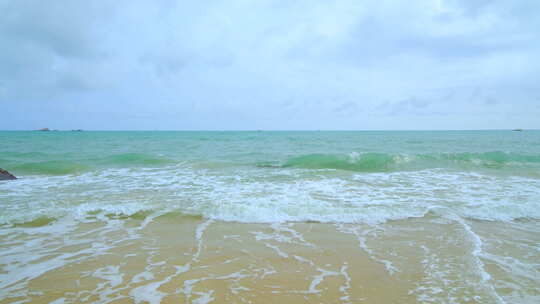 大海沙滩 波涛汹涌的海浪 海边 浪花