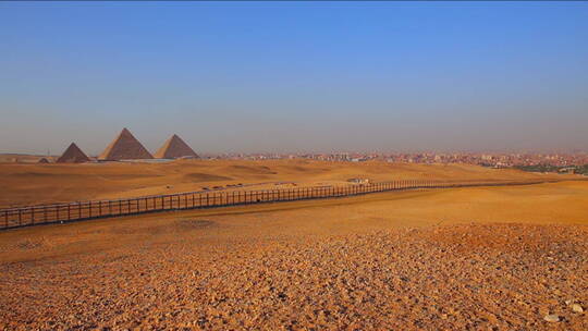 沙漠中的埃及金字塔