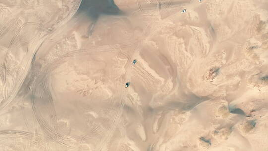 沙漠中行驶的越野车大气航拍