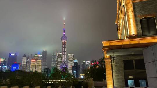 上海封城中的夜晚灯光建筑物
