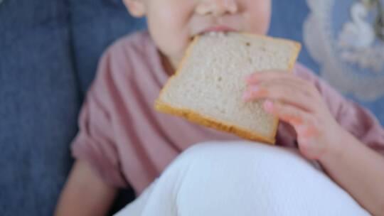 儿童吃吐司面包视频素材模板下载