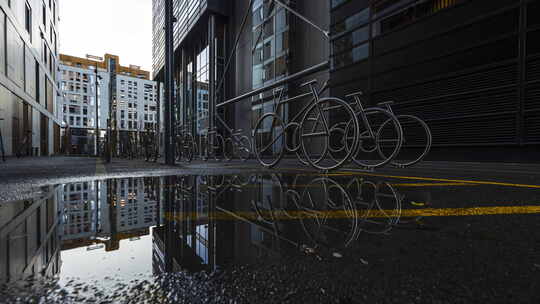 挪威奥斯陆条形码项目湿巷中的自行车架白天-低水平，延时拍摄视频素材模板下载