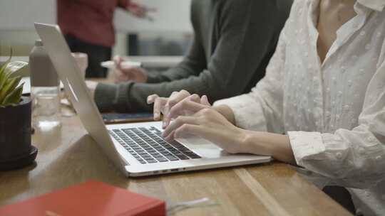 女人在电脑前打字工作，男人在旁边指导视频素材模板下载