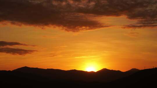 远山日落晚霞延时黄昏夕阳山峰日落太阳下山