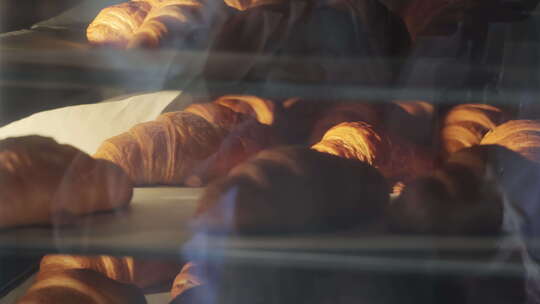 烤箱烘焙制作过程中的现烤牛角包金黄的现烤