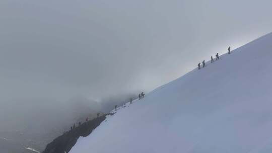 航拍攀登川西横断山脉乌库楚雪山的登山者