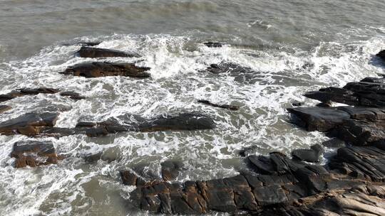海水拍打礁石海浪拍打岩石海水浪花拍打礁石