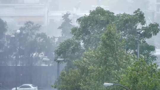 城市暴雨下雨街头