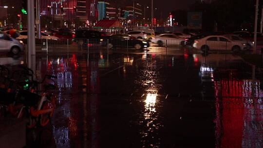 雨天的城市夜晚