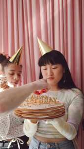 女人拿着生日蛋糕