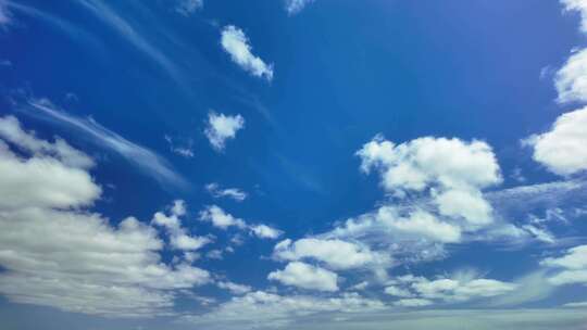 云层流动与光影交织