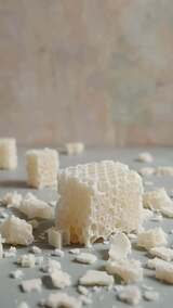 蜂巢与蜂蜜取用工具特写素材高清在线视频素材下载