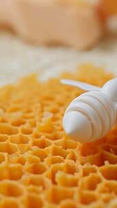 蜂巢与蜂蜜取用工具特写素材