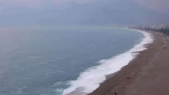 海滩海岸线的鸟瞰图