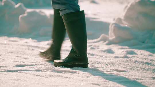 雪山上行走的人的脚的特写镜头合集