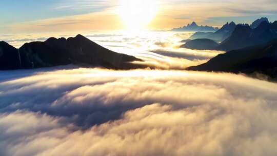 高山云海日出全景