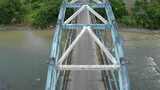 金属桁架桥的空中俯视图高清在线视频素材下载