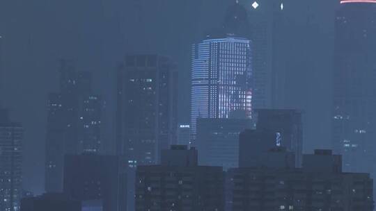 下雨天城市夜景