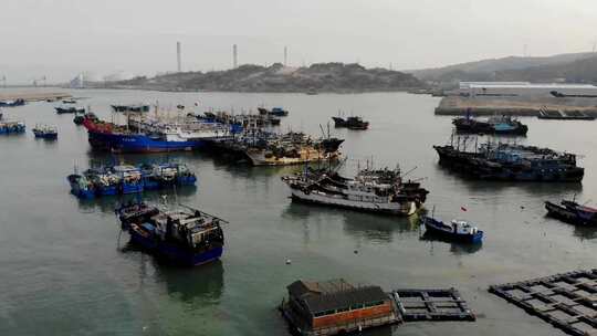 航拍福建漳州龙海岛美避风坞回港避风的渔船