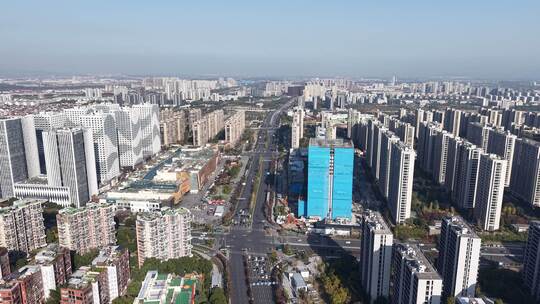 城市建筑与湖泊道路全景