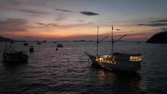 印尼科莫多拉布汉巴焦夜晚海湾船舶船宿风光