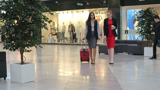 机场里优雅的女商人视频素材模板下载