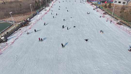 户外滑雪场中许多人在滑雪的热闹景象