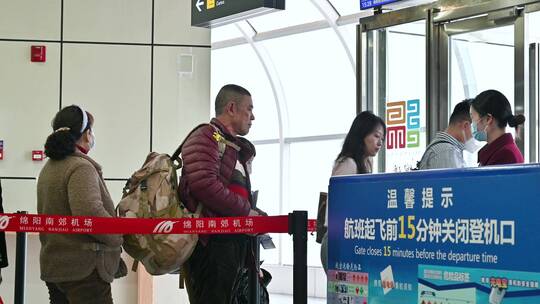 机场中拖着行李箱行走的游客视频素材模板下载