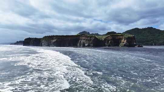 新西兰海岸线礁石海浪