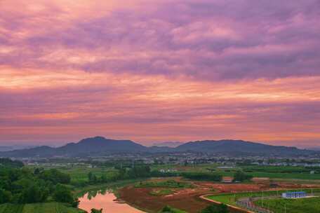 绚丽天空下的乡村自然美景