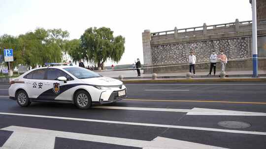 警车行驶在城市道路上