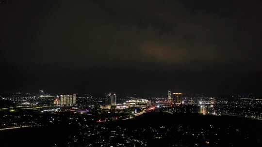 城市夜晚的闪电