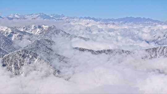 成都西岭雪山高处的云海与群山片断