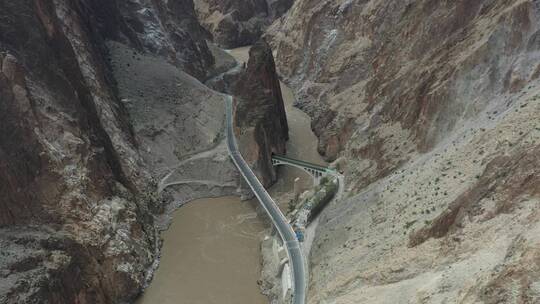 西藏G318川藏公路怒江大桥峡谷