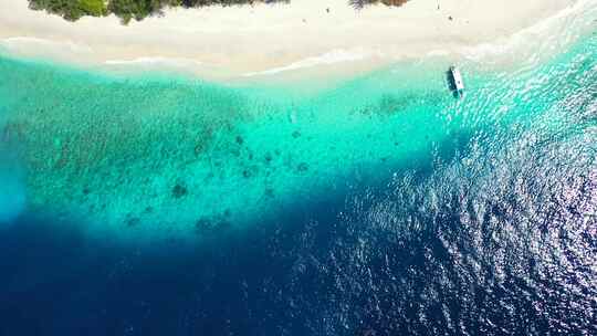 白沙海滩和蓝色海洋