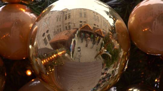 折射在圣诞气球上的影像