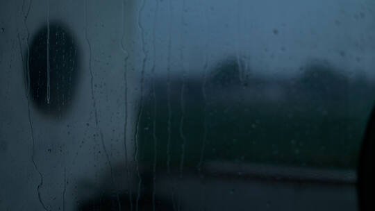 情绪emo玻璃窗外下雨天