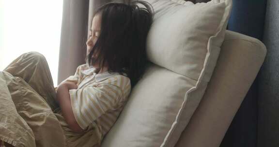 窗边女孩甜美笑容