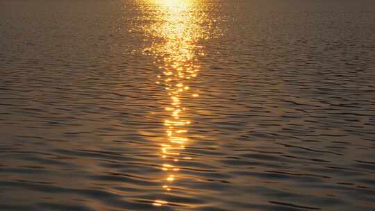 水面夕阳金色光影
