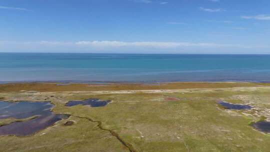 青海倒茶湖公路边的青海湖美景