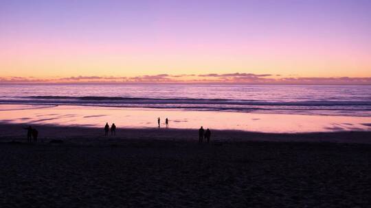 日落时分的海滩美景