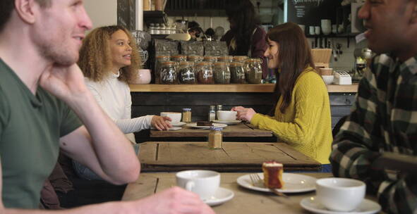 女人在咖啡馆聊天