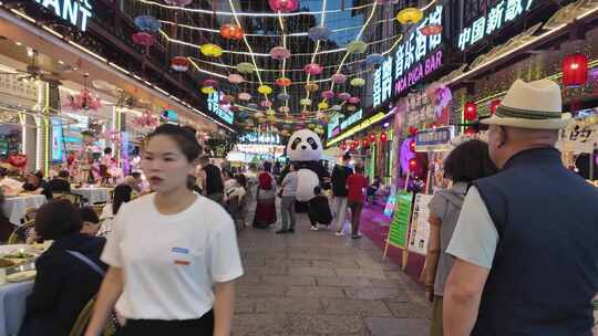 商业街热闹景象，人来人往氛围浓厚