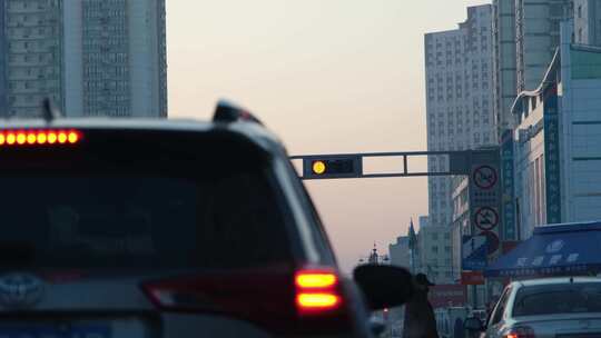 黑龙江牡丹江市开车排等红绿灯视频素材模板下载